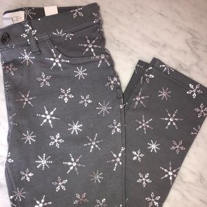 NWT Grey Knit Jegging with silver snowflakes.
